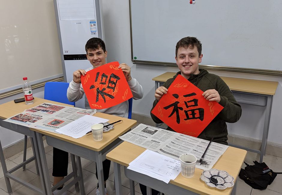 Noah und Joel im Chinesisch-Unterricht Noah und Joel im Chinesisch-Unterricht