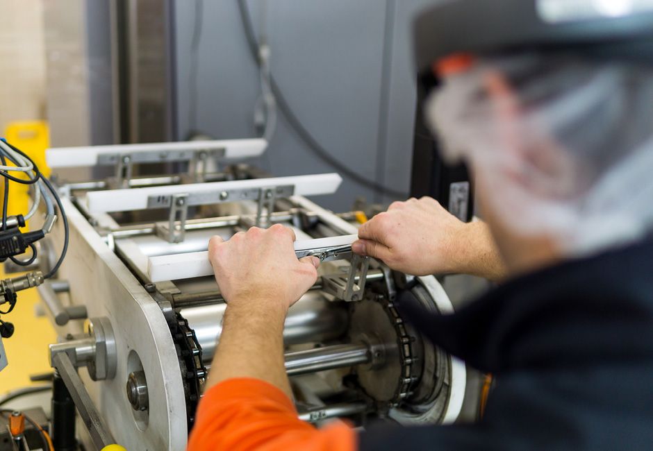The HoloLens leaves the technician’s hands free The HoloLens leaves the technician’s hands free