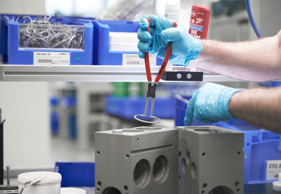 Assembling a valve under strictly controlled hygienic conditions Assembling a valve under strictly controlled hygienic conditions