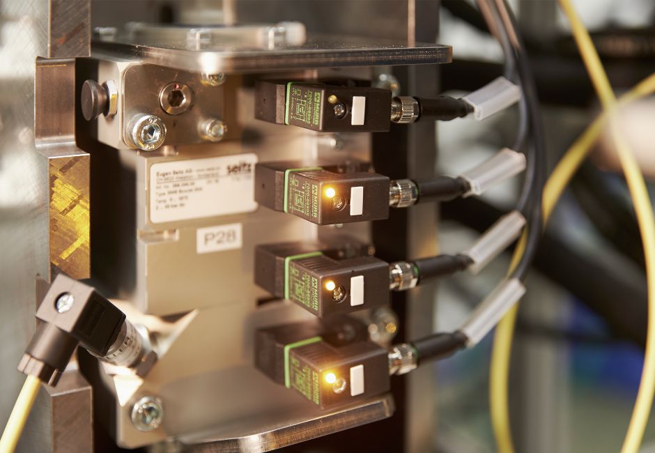 A high-performance valve block on a test rig A high-performance valve block on a test rig