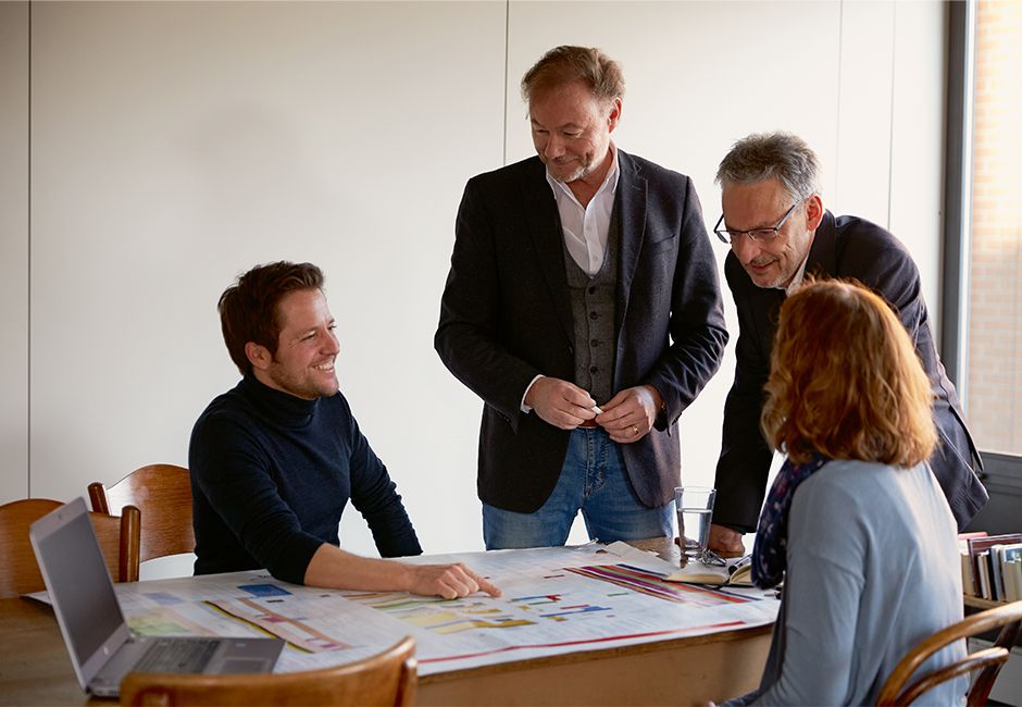Das Team bespricht den Plan, der aufgrund seiner Darstellung den Namen Mondrian trägt. Das Team bespricht den Plan, der aufgrund seiner Darstellung den Namen Mondrian trägt.