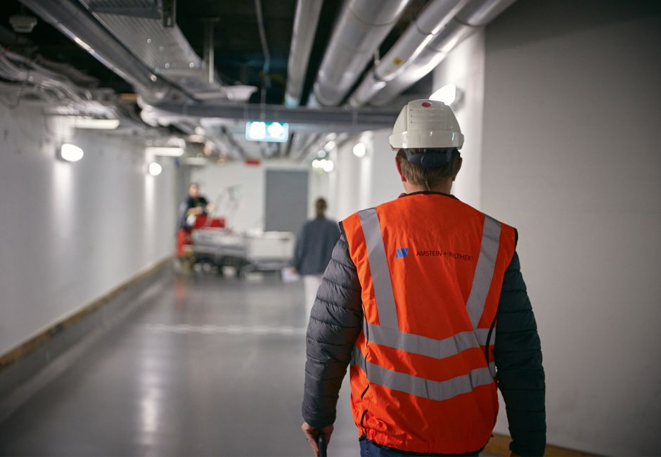 FieldWalk: Underground tunnel: business as usual at the hospital despite the large construction FieldWalk: Underground tunnel: business as usual at the hospital despite the large construction