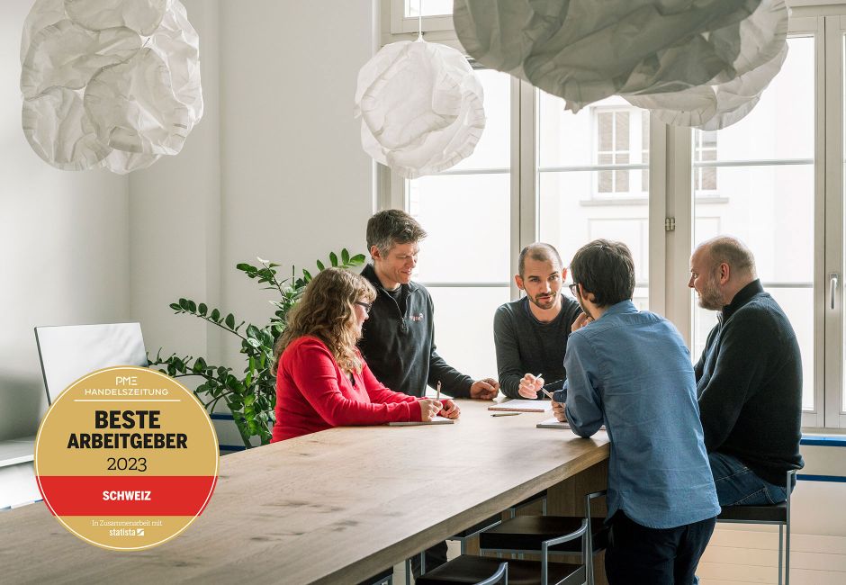 Fünf Ergon-Mitarbeiter:innen während eines Projekt-Meetings. Fünf Ergon-Mitarbeiter:innen während eines Projekt-Meetings.