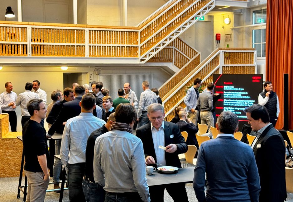 Gruppe von Leuten beim AI-Breakfast in einer Halle