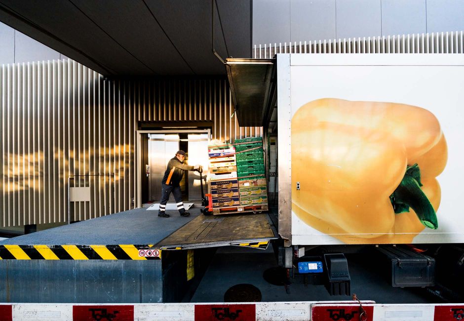 Warenwirtschaft bei Coop: Lieferwagen wird beladen Warenwirtschaft bei Coop: Lieferwagen wird beladen