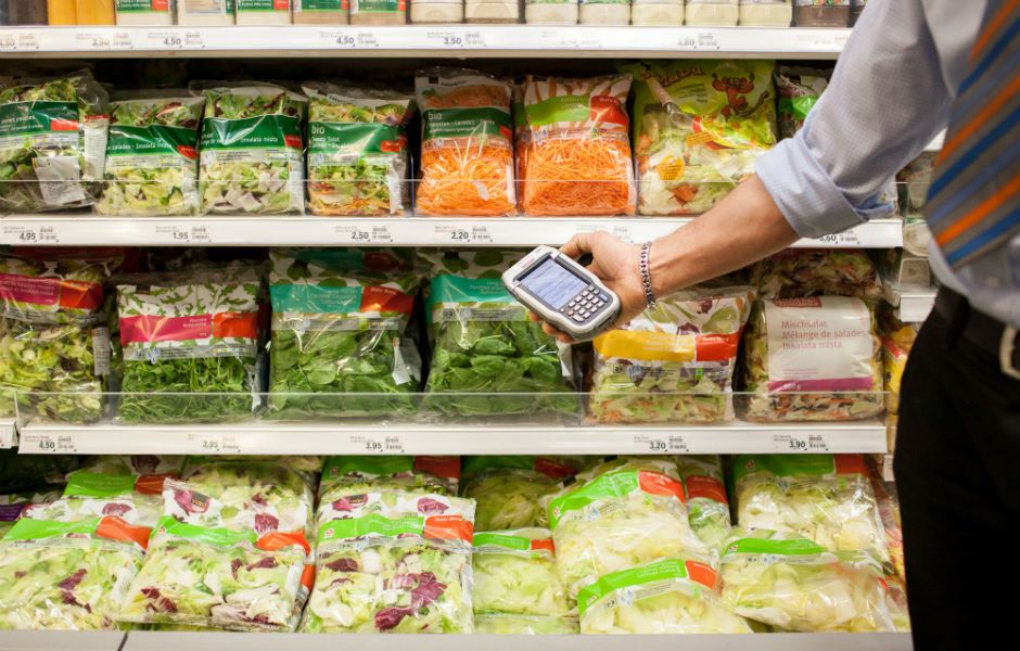 Warenwirtschaft bei Coop: Regal mit Scanner Warenwirtschaft bei Coop: Regal mit Scanner