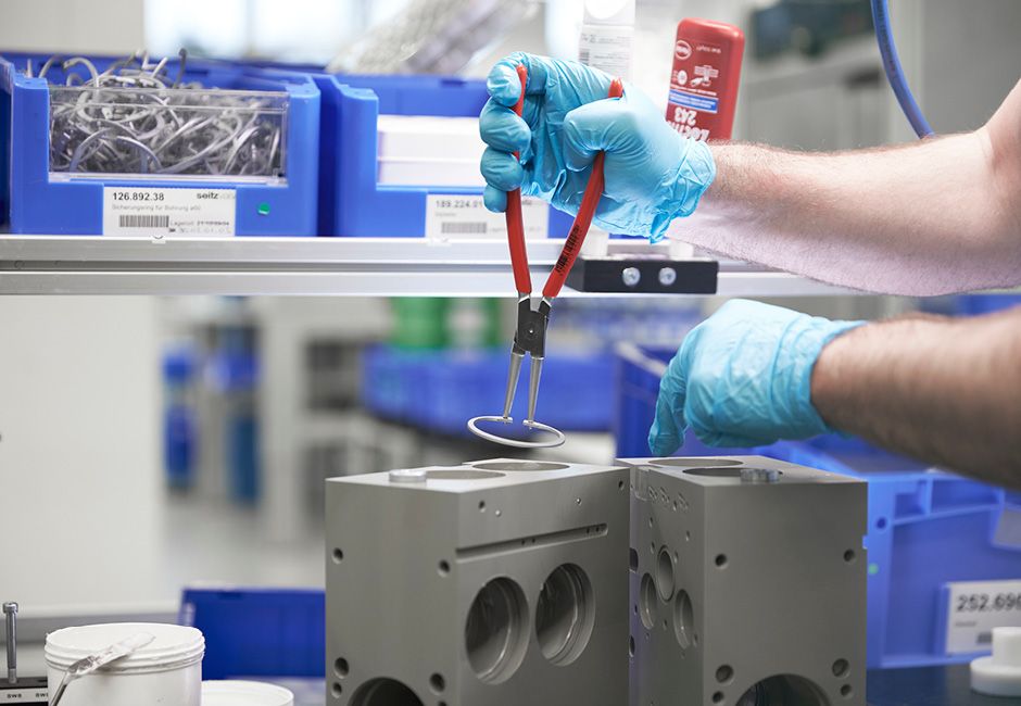 Assembling a valve under strictly controlled hygienic conditions Assembling a valve under strictly controlled hygienic conditions